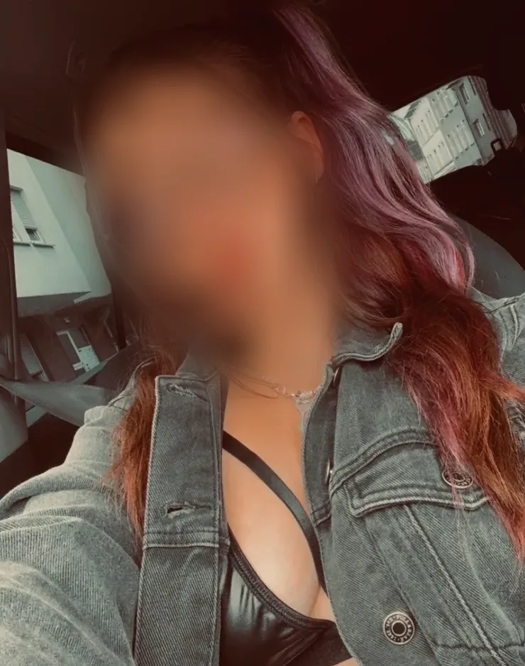 Caitlin, 27
